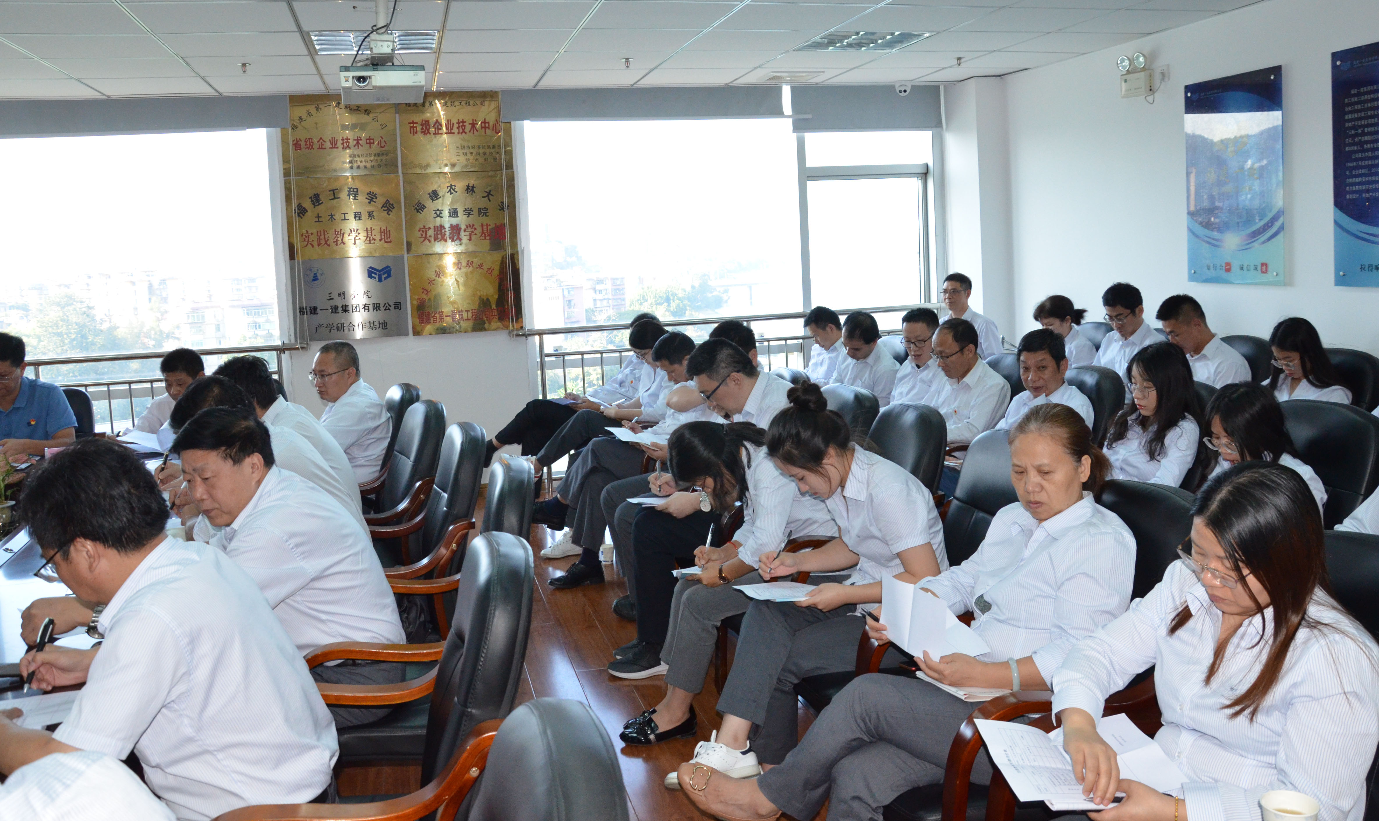 集团举办“不忘初心、牢记使命”主题教育专题党课4.JPG 集团举办“不忘初心、牢记使命”主题教育专题党课4.JPG