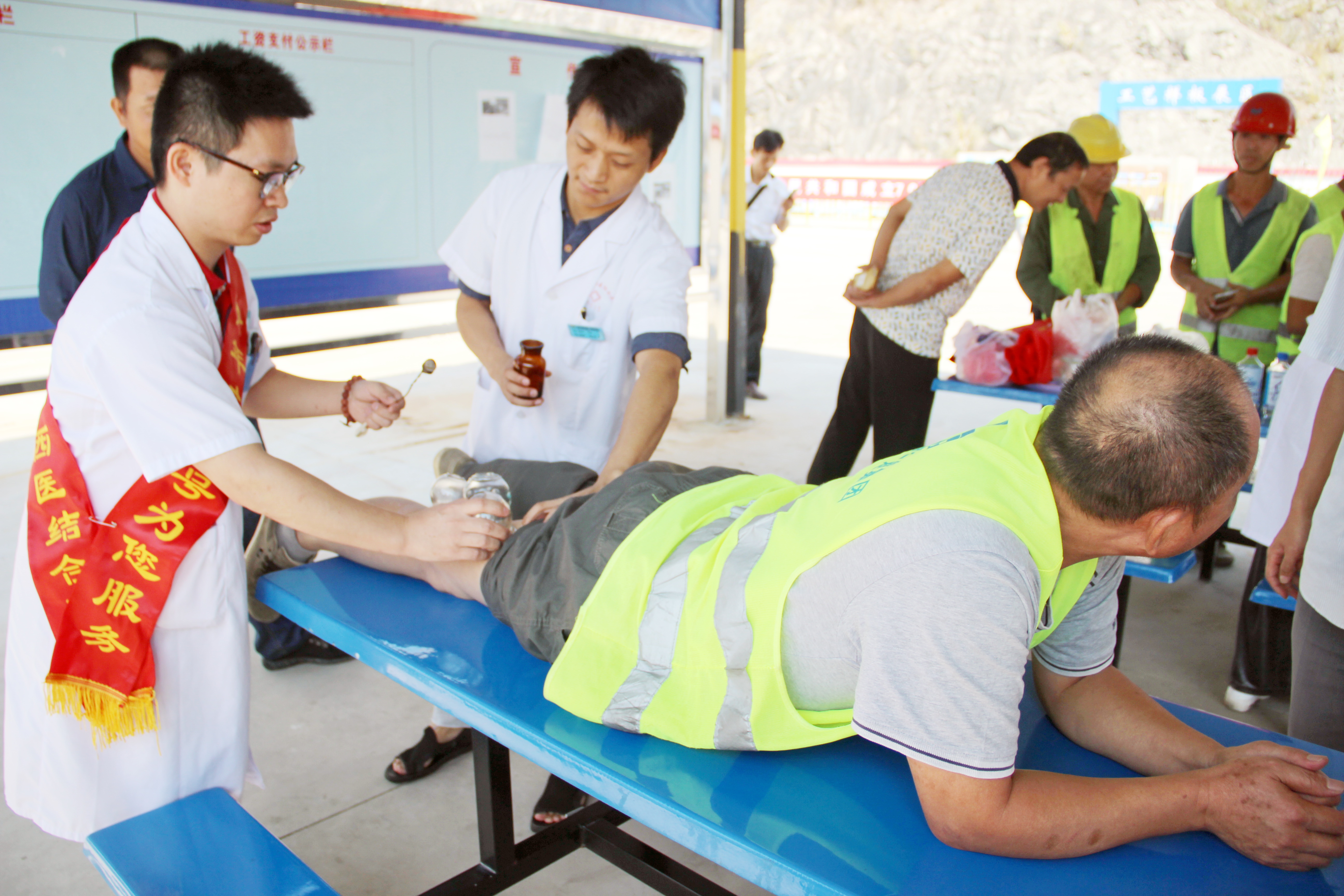 团委联合举办送清凉义诊活动3.jpg 团委联合举办送清凉义诊活动3.jpg