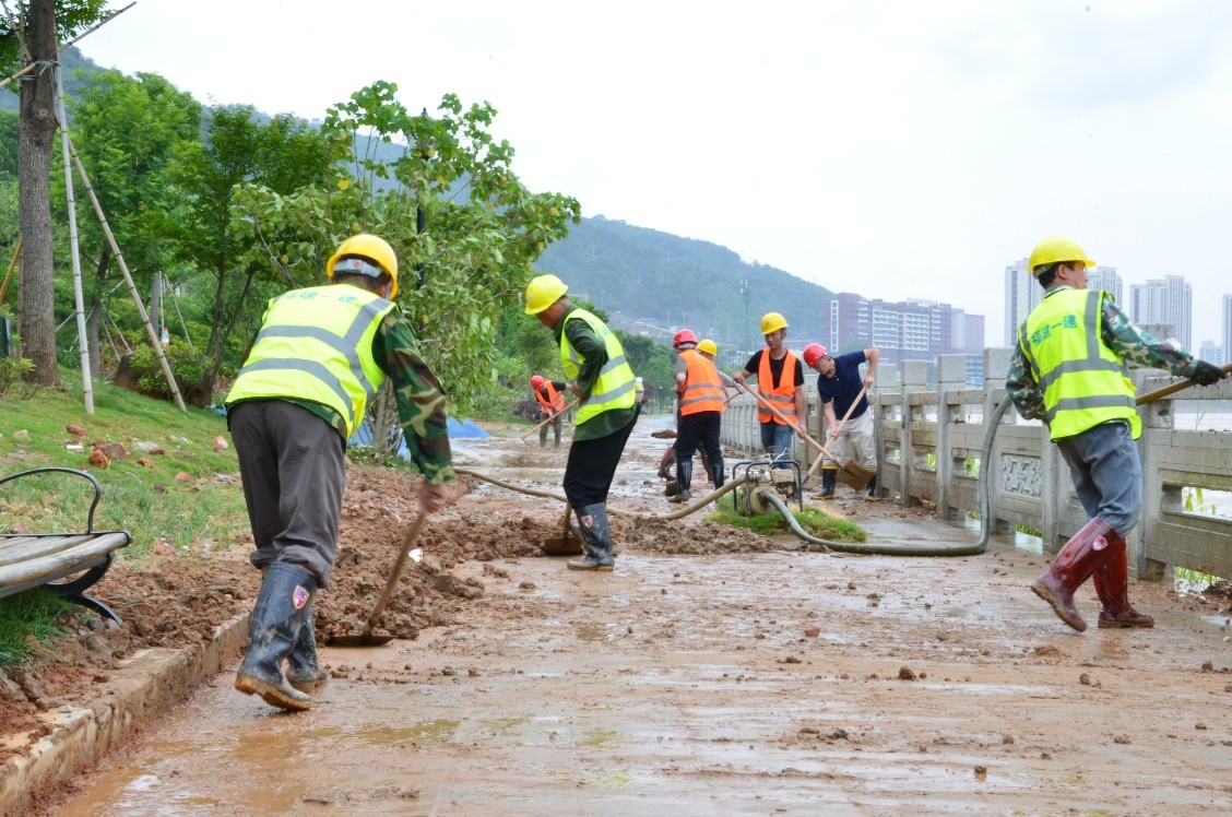 组织开展灾后清理工作1.jpg 组织开展灾后清理工作1.jpg