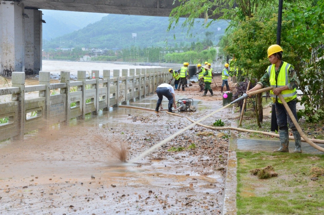 组织开展灾后清理工作2.jpg 组织开展灾后清理工作2.jpg