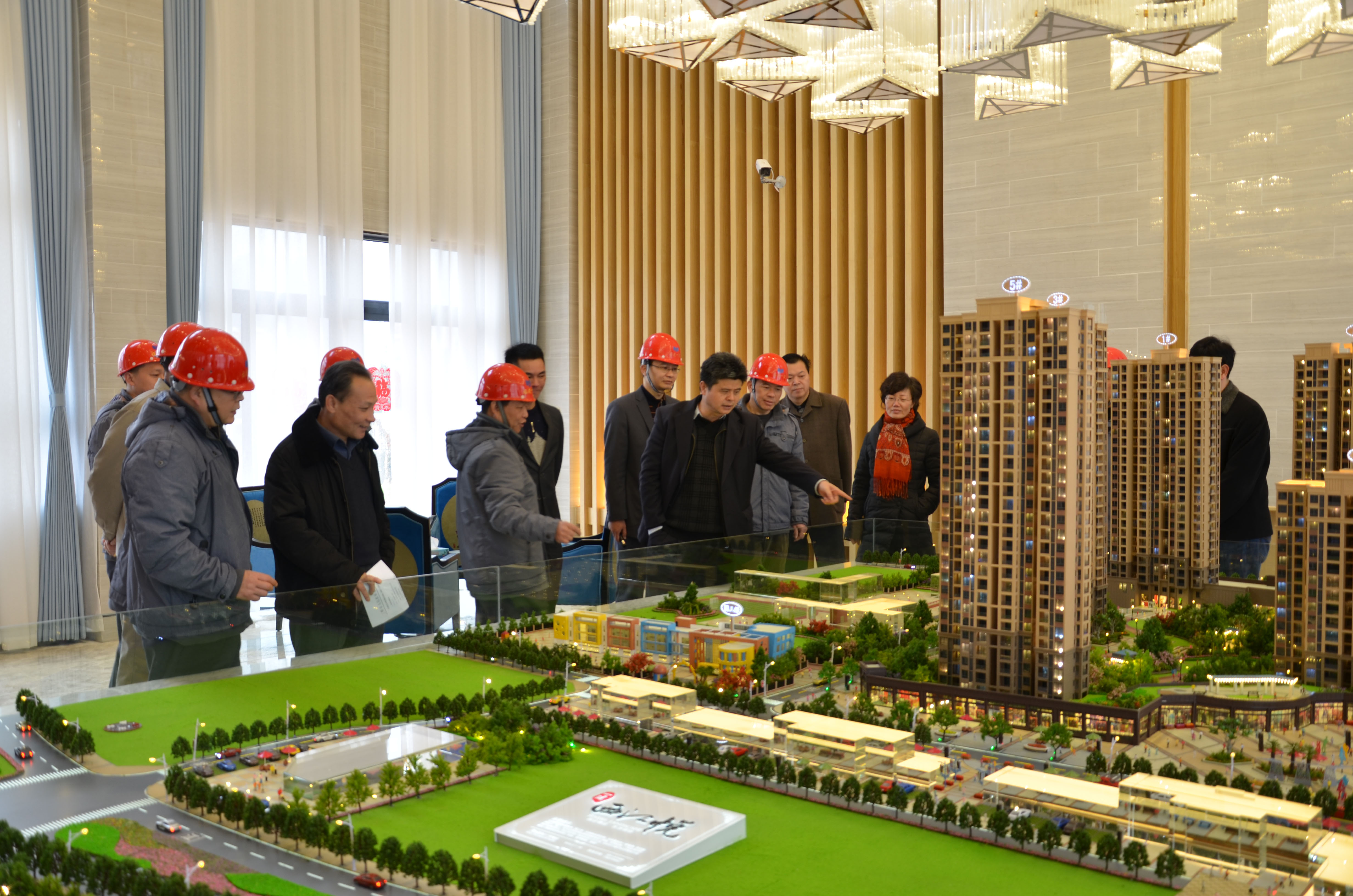 关怀一线建设者.JPG 关怀一线建设者.JPG