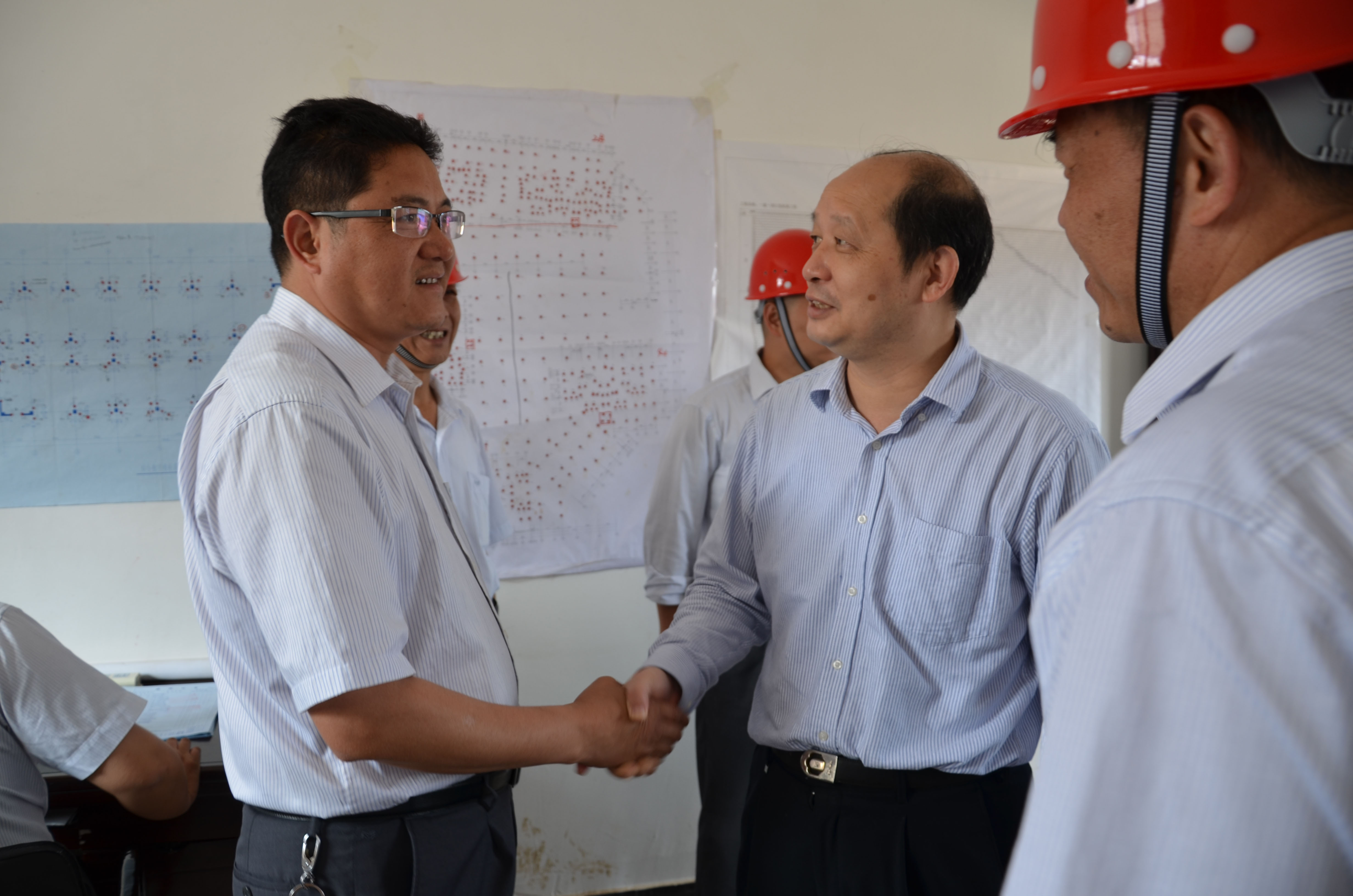 王刚慰问市劳模邓云生.JPG 王刚慰问市劳模邓云生.JPG