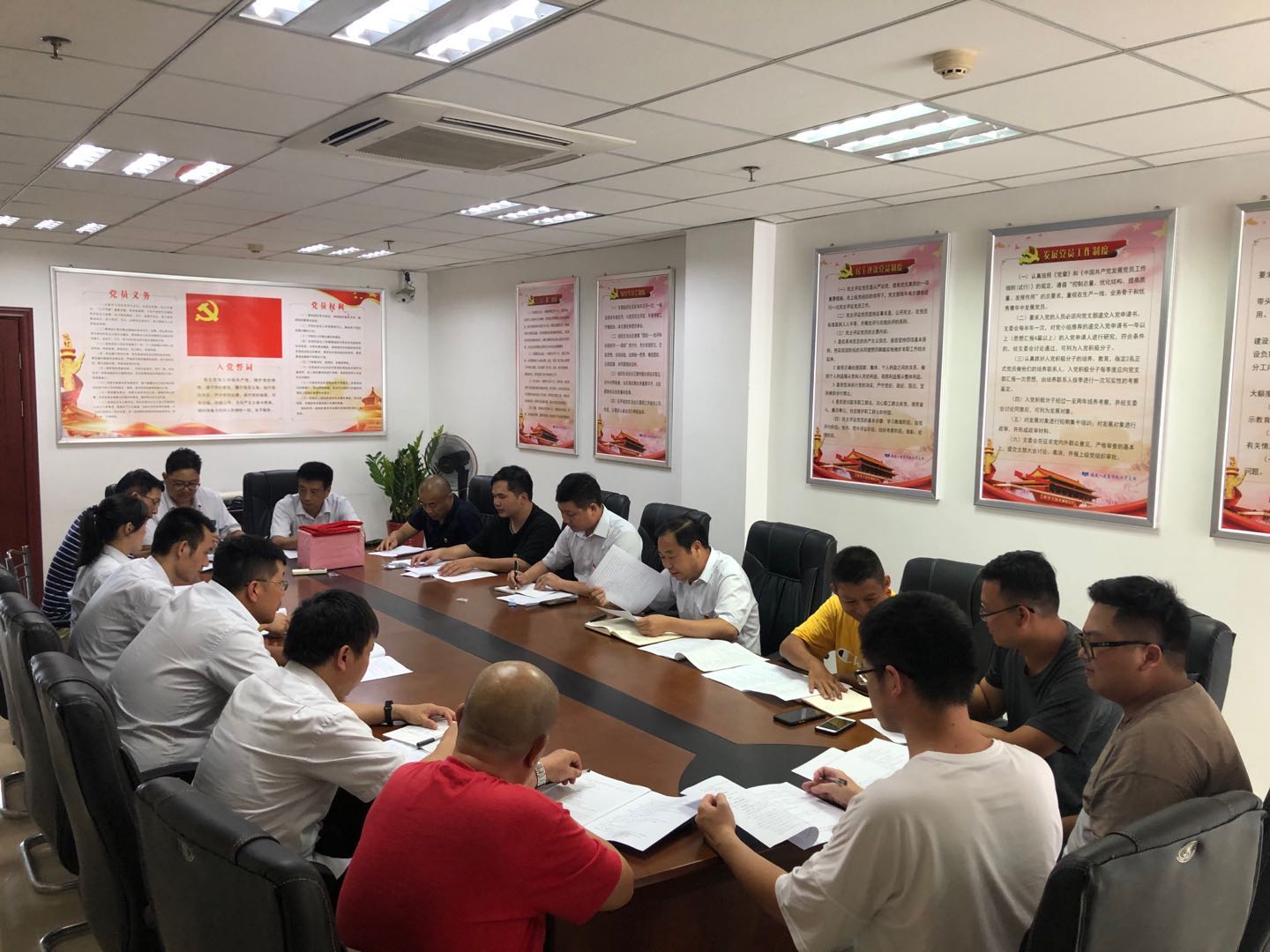 党委委员巫燕銮到直属部党支部上专题党课 (2).jpg 党委委员巫燕銮到直属部党支部上专题党课 (2).jpg