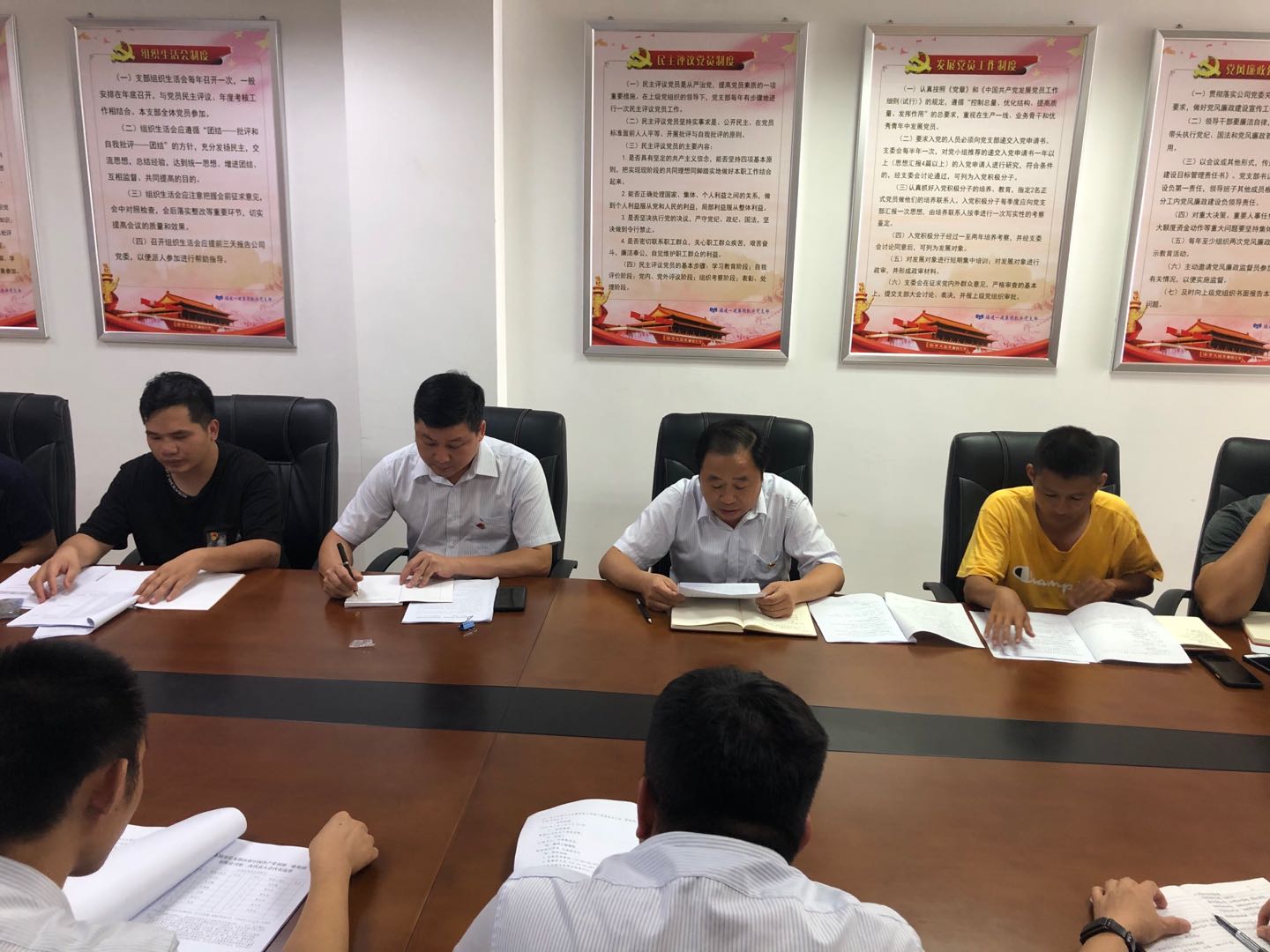 党委委员巫燕銮到直属部党支部上专题党课 (1).jpg 党委委员巫燕銮到直属部党支部上专题党课 (1).jpg