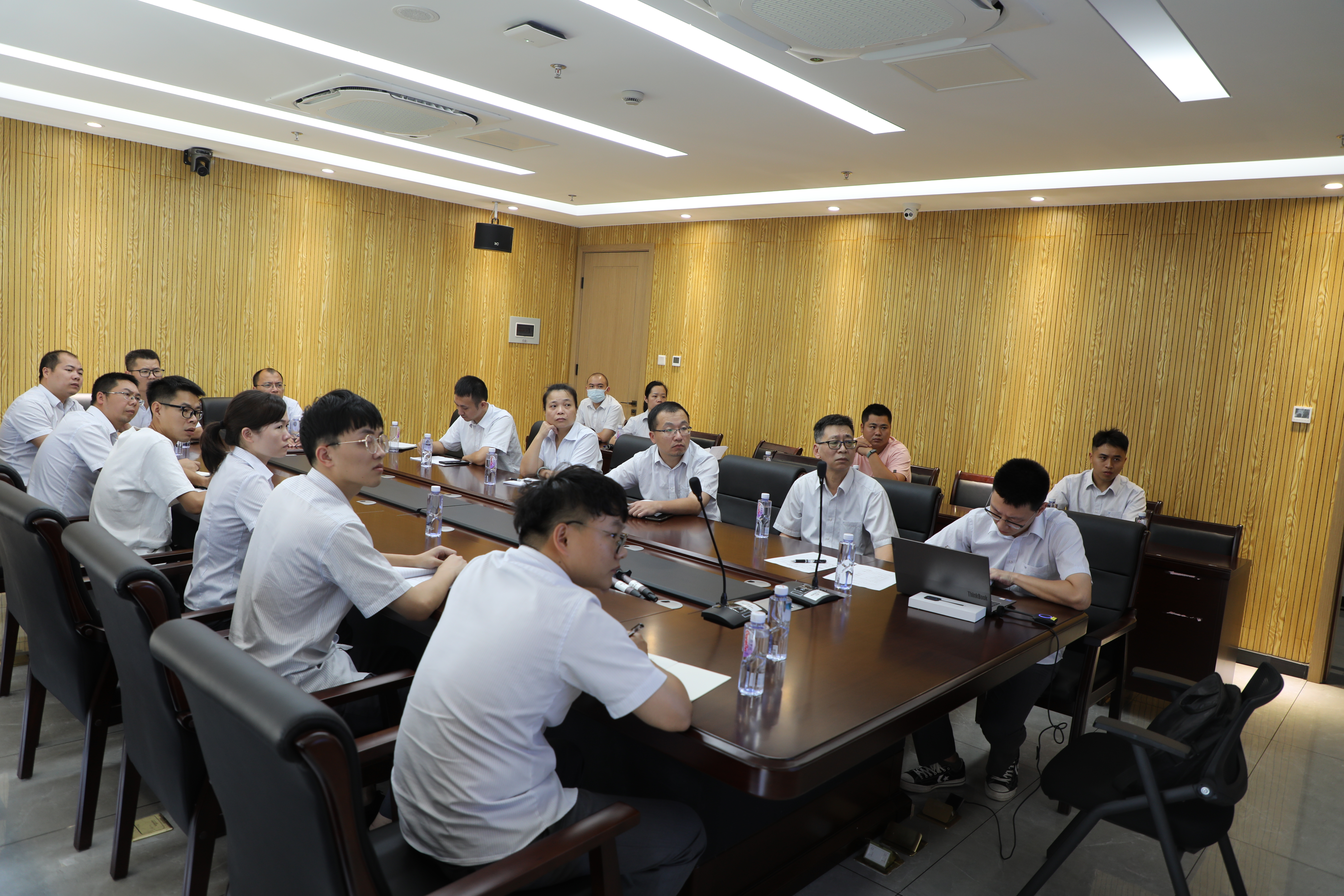 集中收看直播.JPG 集中收看直播.JPG