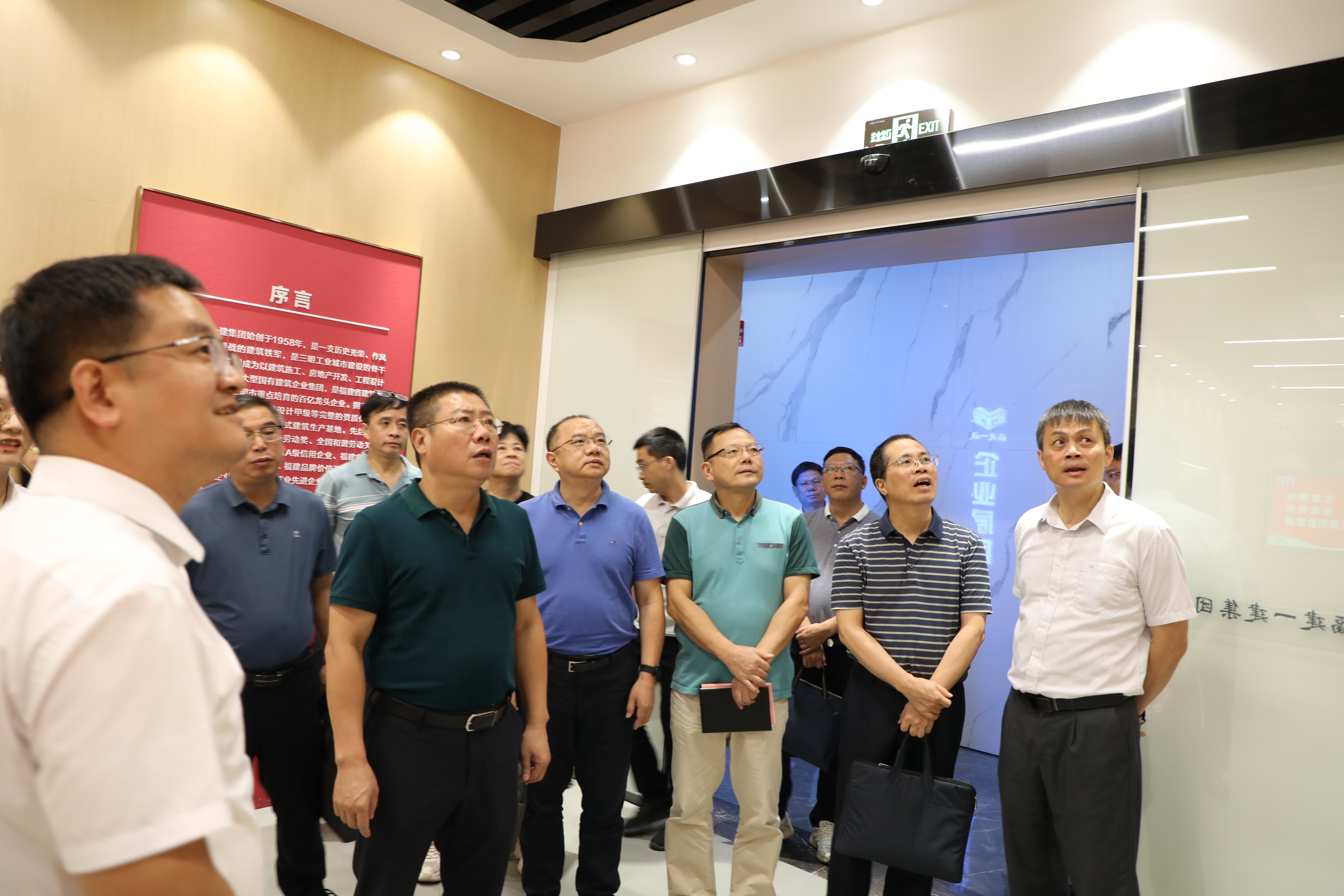 参观展厅1.JPG 参观展厅1.JPG