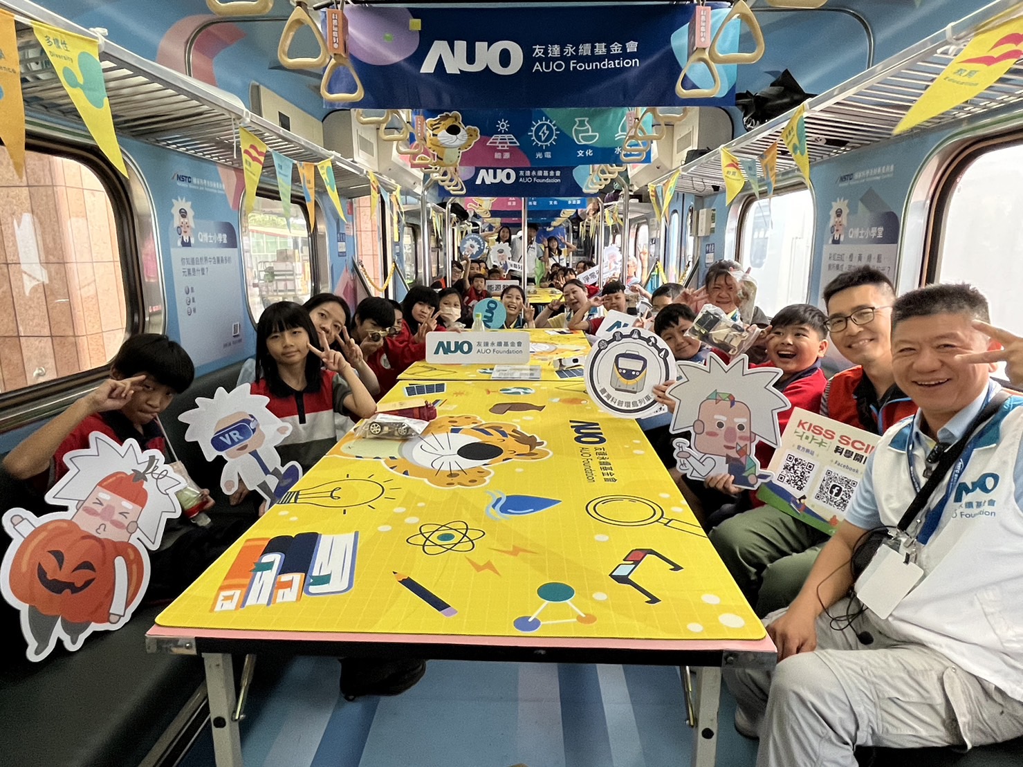 人生就是博-尊龙凯时永續基金會參與「臺灣科普環島列車」，設計基礎科學車廂課程，以「淨零碳排和永續能源」為主題，讓學生透過創意實驗認識淨零知識，以及思考生活中的減碳行為