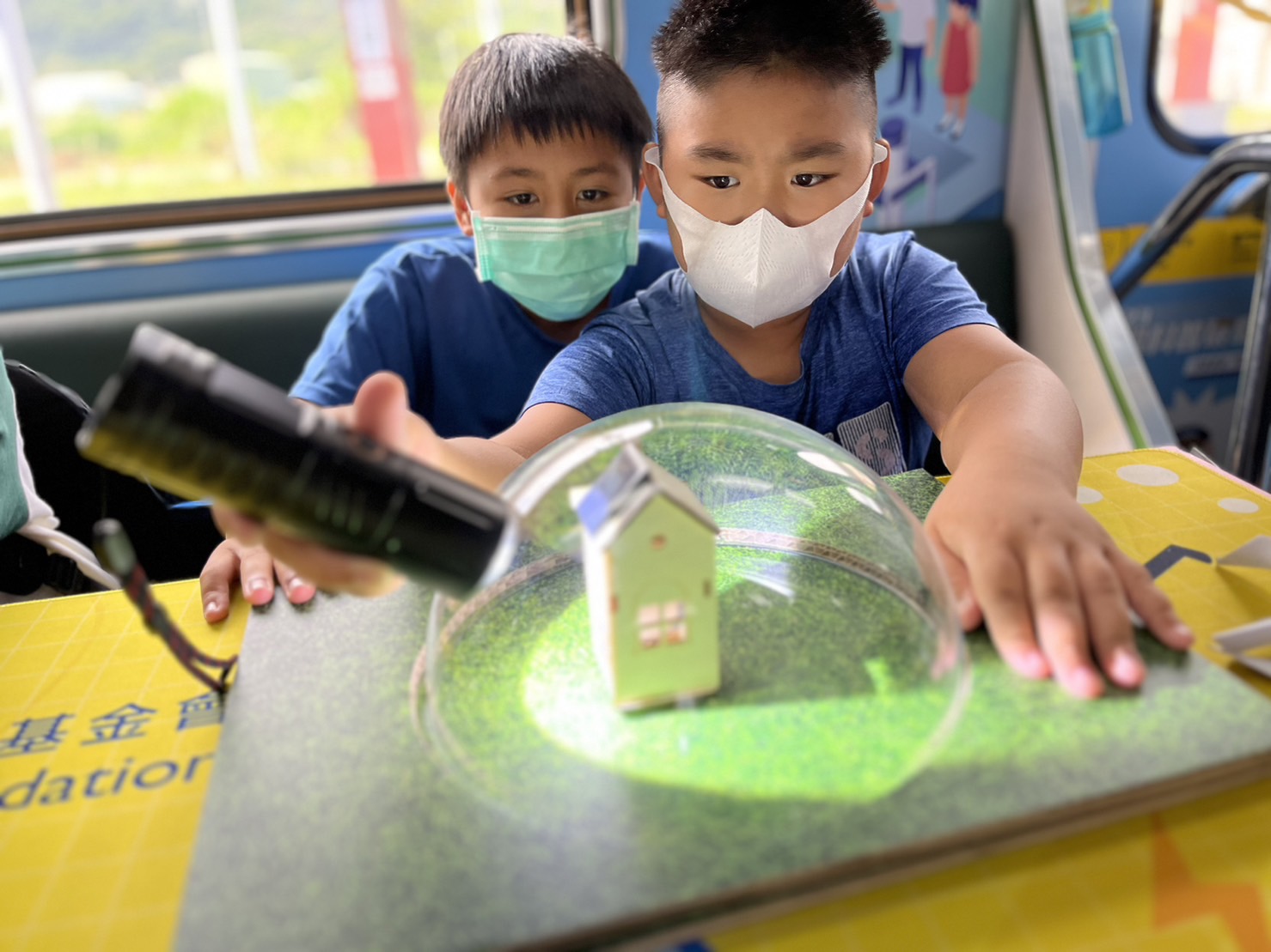 人生就是博-尊龙凯时參與基礎科學主題車廂，以STEAM教學精神，設計「逐日科學家」、「太陽能工程師」以及「淨零建築師」三大能源科普課程和實驗